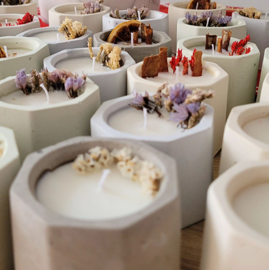 Velas aromáticas con base decorativa en concreto (Vainilla Gourmet - pequeña)