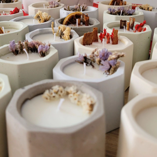 Velas aromáticas con base decorativa en concreto (Vainilla Gourmet - pequeña)